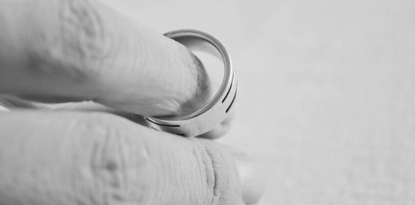 hand-83079_1280 family lawyers